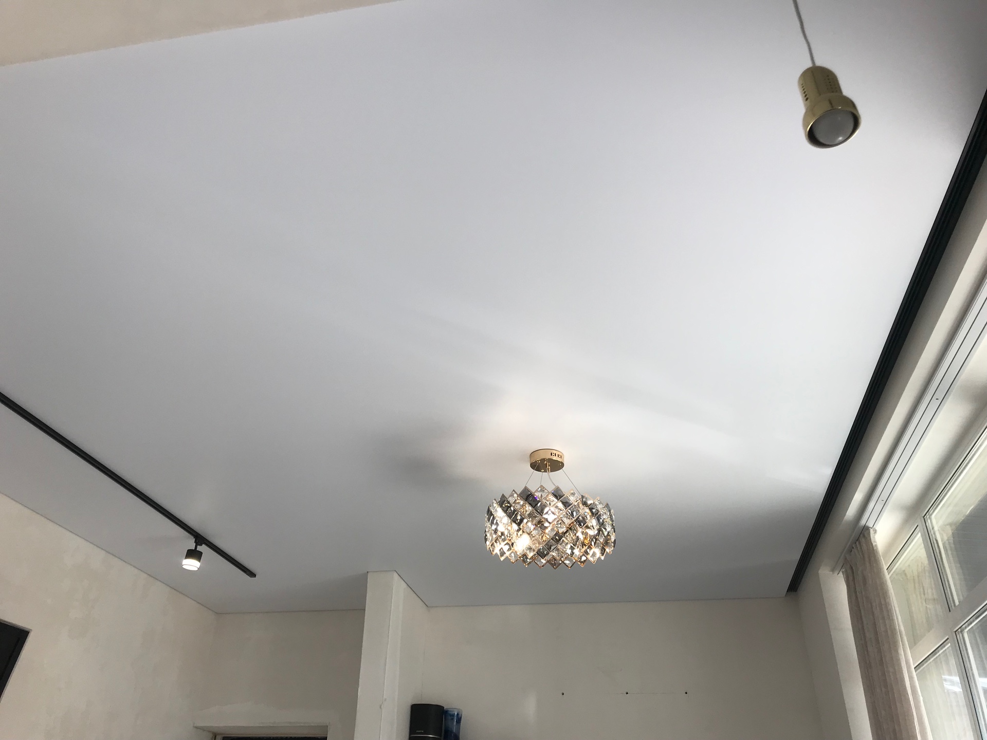 Натяжной потолок с теневым примыканием